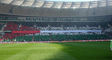 Bursaspor taraftarından Filistin bayraklı koreografi