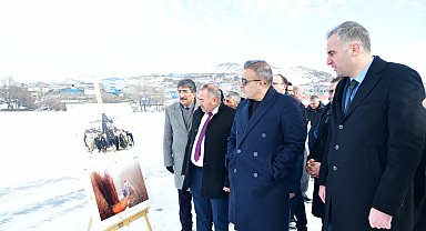 Buz tutan Çıldır Gölü üzerinde fotoğraf sergisi