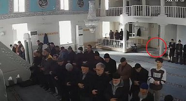 Cemaat namaz kılarken, camiye torpil attı
