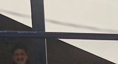 Cemaatin yardım kutusuna attığı paraları çalan şüpheli kamerada