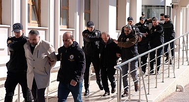 Çöken 4 katlı binanın enkazında kalan 5 kişinin kaldığı dairenin zili çalışmıyormuş