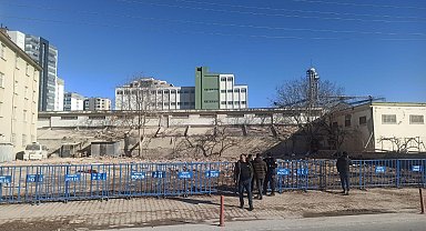 Çöken binada oturan Cuma: Çaresiz kaldık