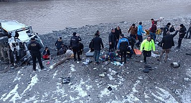 Çöp kamyonunun Zap Suyu'na uçtuğu kaza kamerada; 3 yaralı
