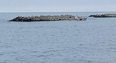 Dalgakıranın üzerine düşen paraşütçü yaralandı; o anlar kamerada