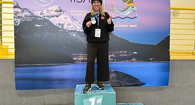 Deniz Kayadelen'den Buz Dünya Yüzme Şampiyonası'nda 1 altın 2 bronz madalya