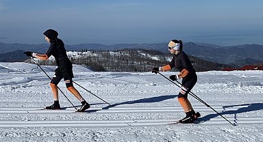 Deniz manzaralı yaylada kayak yarışlarına hazırlanıyorlar