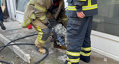 Depoda, şarjdaki akülerin alev almasıyla yangın çıktı