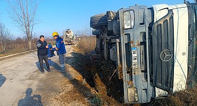 Devrilen beton mikserinin sürücüsü yaralandı