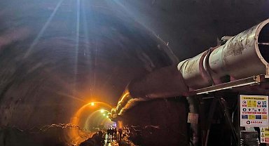 Devrilen iş makinesinin operatörü öldü