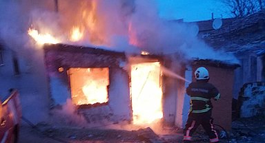 Devrilen kömür sobasından çıkan yangında ev alev alev yandı