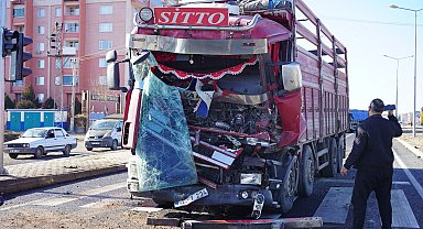 Diyarbakır'da zincirleme kaza; 2'si çocuk 3 yaralı