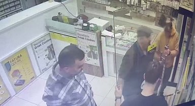 Dükkan kapısını tamir ederken kırılan cam kapı tuzla buz oldu, o anlar kamerada