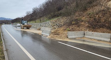 Düzce'de heyelan nedeniyle yolun tek şeridi ulaşıma kapandı