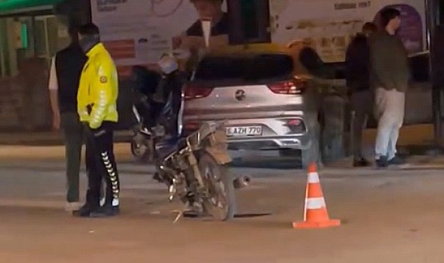 Ehliyetsiz sürücü, kaçtığı çalıntı motosikletle otomobile çarpınca yakalandı; 1 yaralı