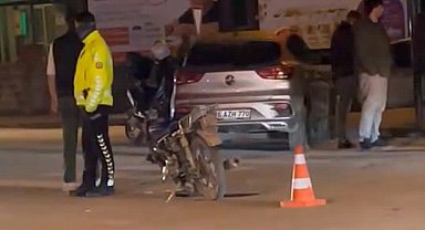 Ehliyetsiz sürücü, kaçtığı çalıntı motosikletle otomobile çarpınca yakalandı; 1 yaralı