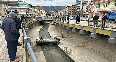Ehliyetsiz sürücünün kullandığı otomobil dereye düştü; kaza kamerada
