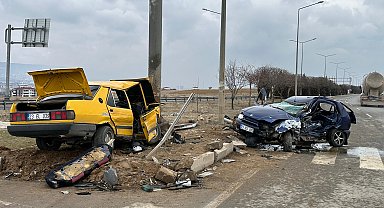 Elazığ'da 3 aracın karıştığı kaza; 1'i ağır, 3 yaralı