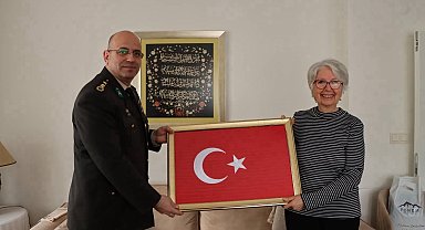 Emekli öğretmen, Mehmetçiğe çorap ve eldiven hediye etti