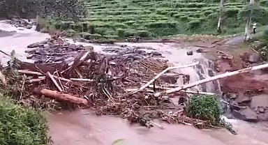 Endonezya'da heyelan nedeniyle hayatını kaybedenlerin sayısı 20'ye yükseldi