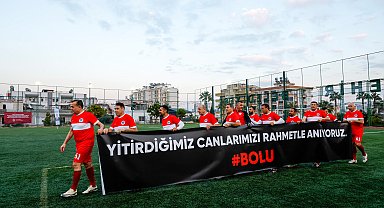 Eski futbolculardan şöhretler maçı