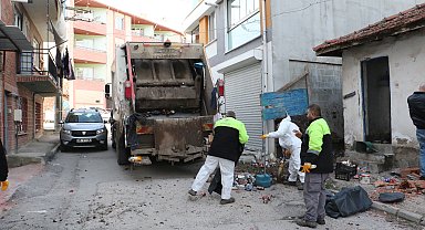 Eskişehir'de kötü kokular gelen evden 6 ton çöp çıktı