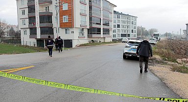 Ev sahibi, tabancayla kovalayıp kiracısını vurdu