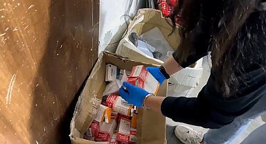 Evde başkalarına reçetelendirilmiş 145 bin kutu ilaç ele geçirildi; baba ile oğlu birbirini suçladı