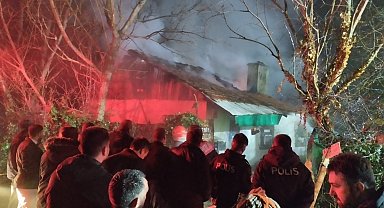 Evde başlayan yangın ahıra sıçradı; 4 büyükbaş öldü
