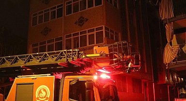 Evdeki yangında bebeğini camdan atarak kurtaran anne; dumandan zehirlenerek öldü