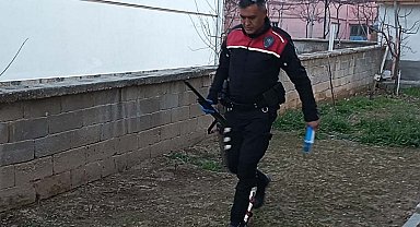 Evine gelen husumetlisini tüfekle bacağından yaraladı