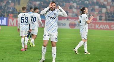 Fenerbahçe 3 puanı golcüleriyle aldı, puan farkı 6'ya indi