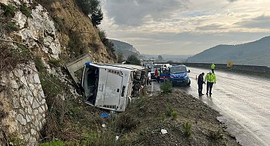 Festivale gidenleri taşıyan tur midibüsü devrildi; 23 yaralı