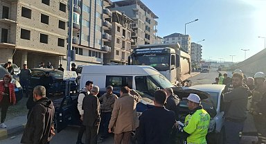 Fren sistemi arızalanan kamyon, kavşakta 5 araca çarptı; 3 yaralı