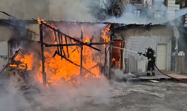 Gebze'de depo alev alev yandı