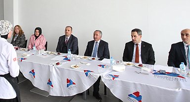 Geleceğin şefleri, final sınavında en iyi yemeği yapmak için yarıştı