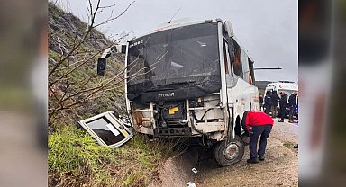 Gönen'de işçi servis midibüsü kaza yaptı: 4'ü ağır, 25 yaralı
