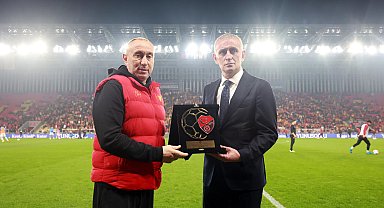 Göztepe Teknik Direktörü Stoilov'a büyük onur