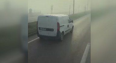 Hafif ticari araç sürücüsünün kaza yerine giden itfaiye aracına yol vermediği anlar kamerada