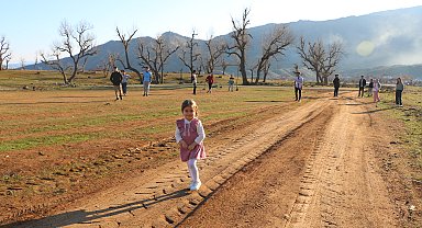 Hakkari'nin bir ilçesinde kış diğerinde bahar havası