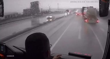 Hatalı şerit değiştirip otobüsü sıkıştıran TIR'ın sürücüsüne 1506 lira ceza; o anlar kamerada