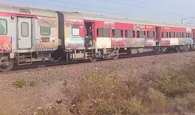 Hindistan'da tren kazası: 12 ölü