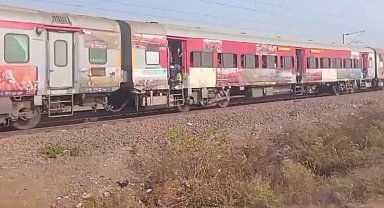 Hindistan'da tren kazası: 12 ölü