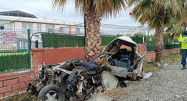 Hurdaya dönen otomobilin sürücüsü hafif yaralandı; kaza kamerada