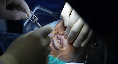 İki ameliyat geçiren Meryem'in görme oranının yüzde 70'e çıkarılması hedefleniyor