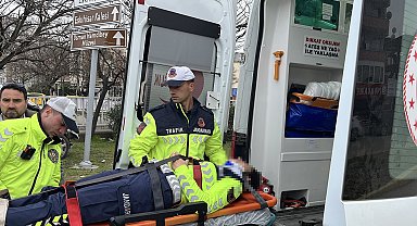 İki araç kavşakta çarpıştı; jandarma personeli yaralandı