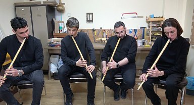 İmam, yaptığı neylerle gençlere kurs veriyor