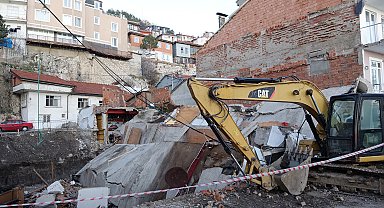 İnşaat temel çukurunun yanındaki 2 katlı bina çöktü