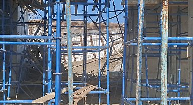 İnşaatta beton kalıbının patlaması ile göçük oluştu; 5 yaralı