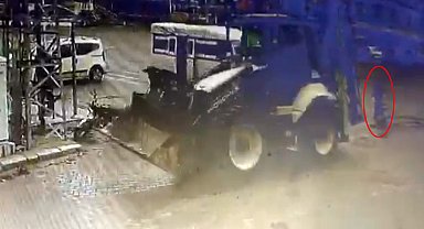 İş makinesinin çarptığı kadın öldü; kaza kamerada