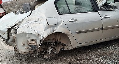 İş yerinin duvarına çarpan otomobilin sürücüsü öldü